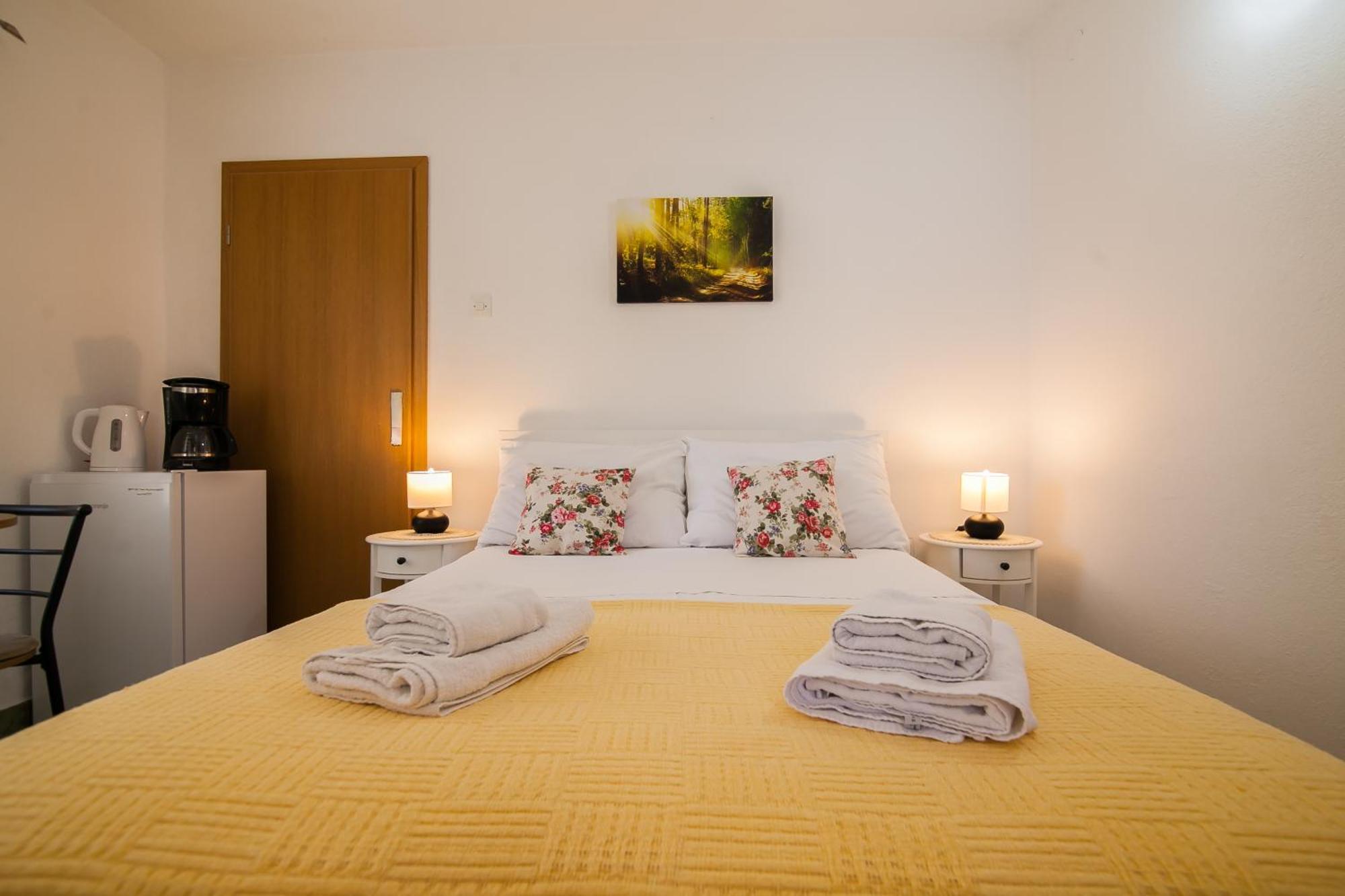 Old Town Accommodation Bol Buitenkant foto